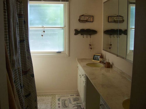 A Bathroom Makeover With Vinyl Tile & Fresh Accessories
