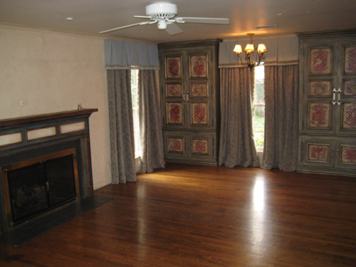 A Living Room Full Of Built-Ins And Windows