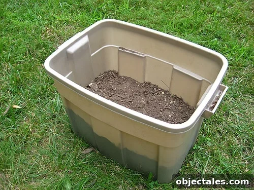 compoststep4 layer of dirt added to homemade compost bin