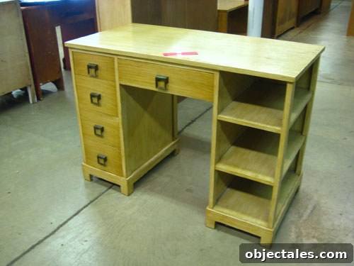 oliviasthriftstoredeskbeforepaintpaintedfurniture img 4415 3
