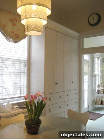 kitchen-chandelier-built-ins1