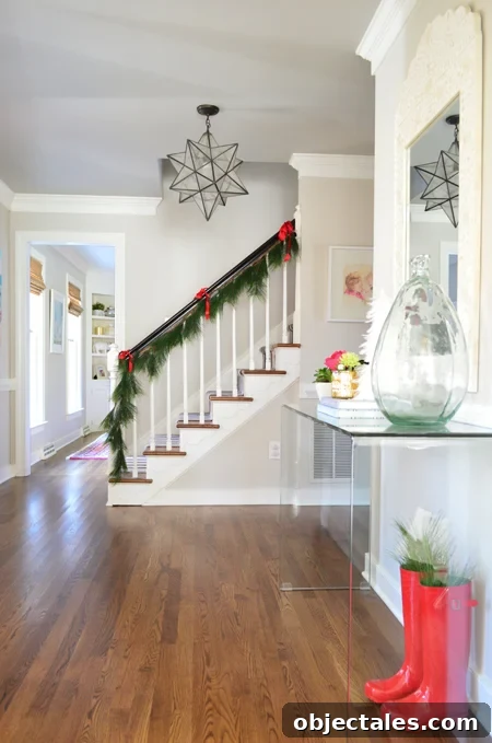 xmas-decor-foyer-console-with-stairs
