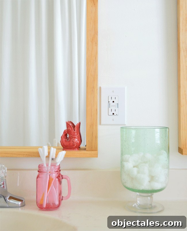 Outlet with built-in nightlight