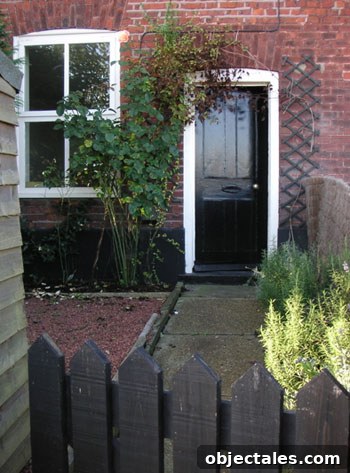 street-view-charming-from-door-english-cottage-garden