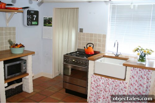 cottage-chic-shabby-white-english-kitchen-sweet-style