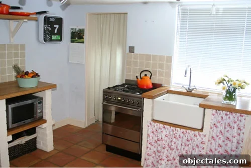 cottage-chic-shabby-white-english-kitchen-sweet-style